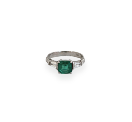 Anillo de esmeralda y diamantes laterales