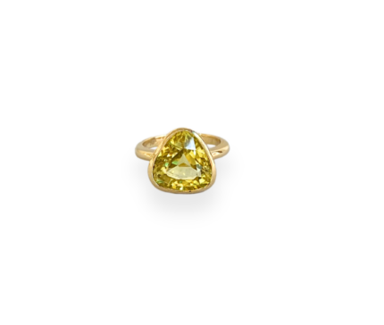 Anillo de zafiro amarillo